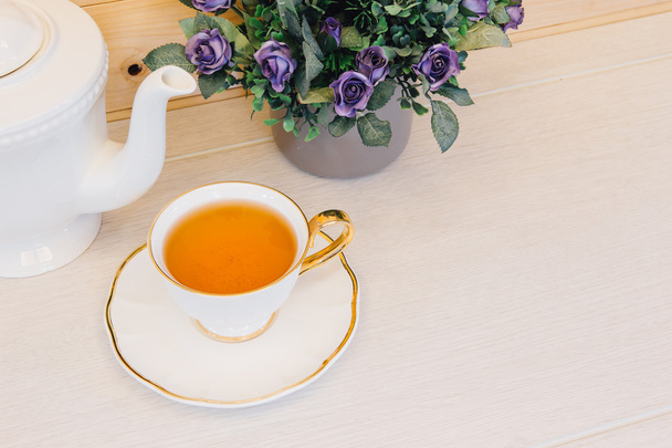 Taza de té con flor sobre fondo de madera vista superior
 - Foto, Imagen