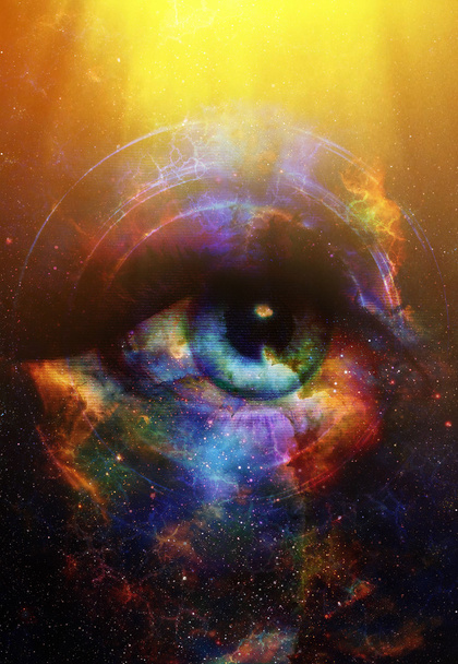 Γυναίκα μάτι και κοσμικό χώρο με αστέρια, κίτρινο φως και μουσική ομιλητής σιλουέτα. αφηρημένη έγχρωμο φόντο, μάτι επαφή, έννοια μουσική - Φωτογραφία, εικόνα