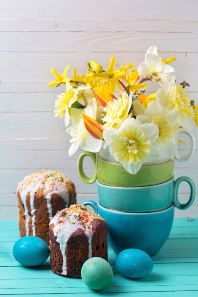 easter cakes and eggs and flowers - Foto, Imagen