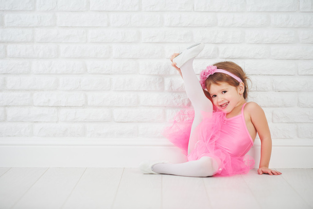 kis lány balett táncos balerina nyújtás - Fotó, kép