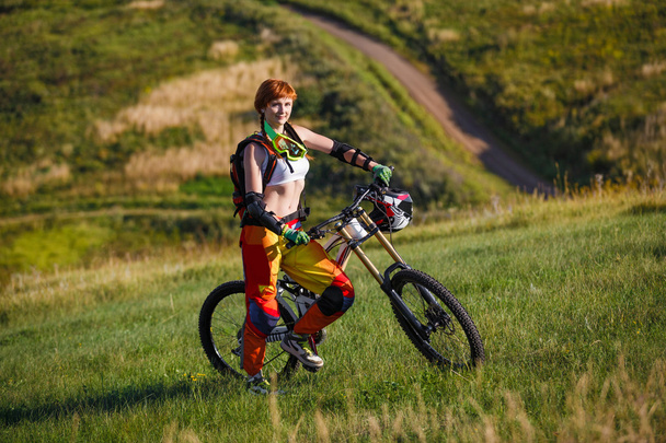 Extreme sports - young woman with downhill bike - Φωτογραφία, εικόνα