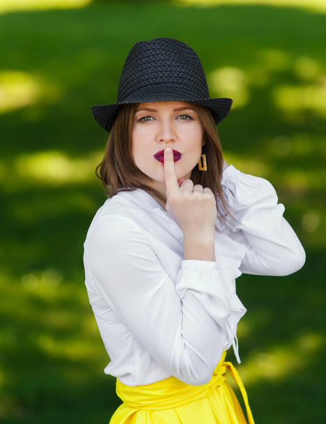 junge schöne Frau mit Hut zeigt Schweigezeichen - Foto, Bild