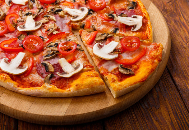 Deliciosa pizza con champiñones, pimientos y pepperoni
 - Foto, Imagen