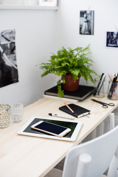 tablety a smartphony na pracovní stůl - Fotografie, Obrázek