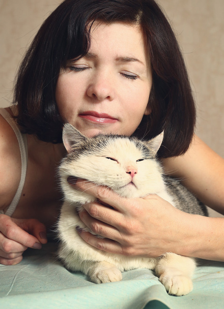  vrouw hug Siberische Kat voor ontspanning  - Foto, afbeelding