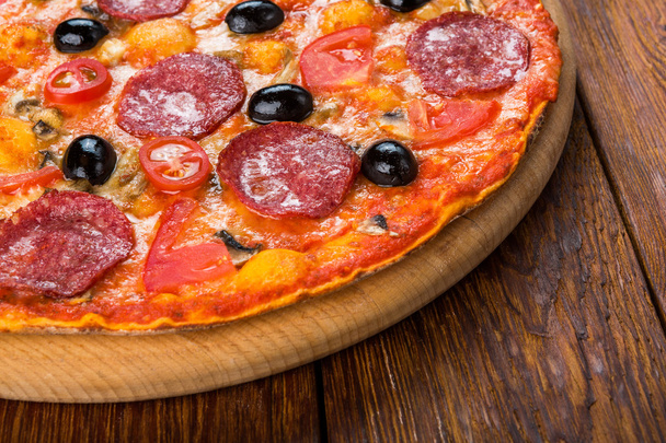 Вкусная пицца с салями, грибами и оливками
 - Фото, изображение