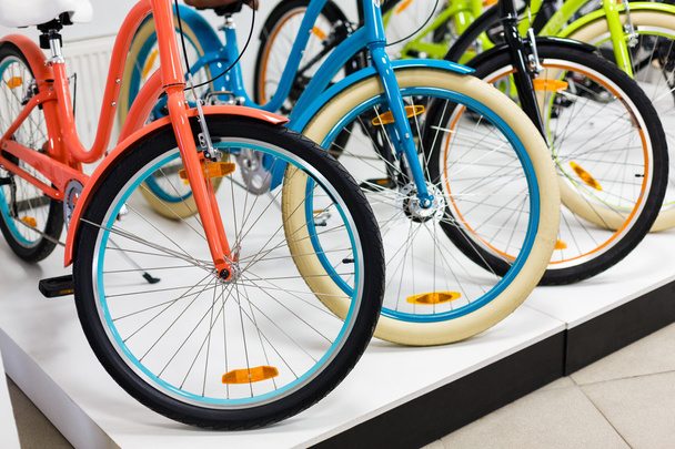 Fila de bicicletas de ciudad femenina en la tienda
 - Foto, Imagen