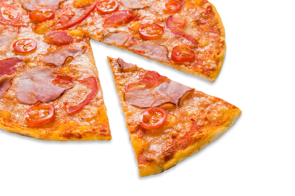 leckere Pizza mit Speck und Kirschtomaten - Foto, Bild