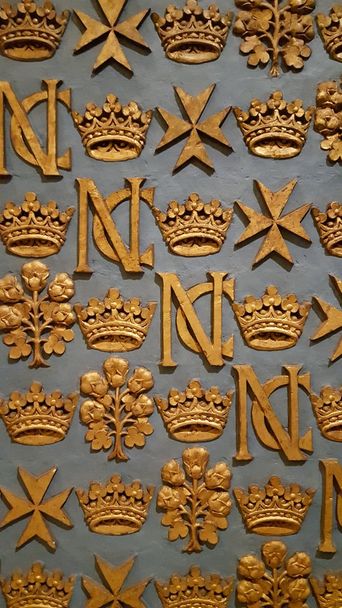 Символы тамплиеров на стене церкви
 - Фото, изображение