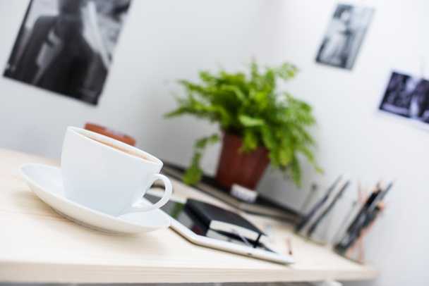 Φλιτζάνι καφέ στο γραφείο σύγχρονη σοφίτα-ύφους - Φωτογραφία, εικόνα