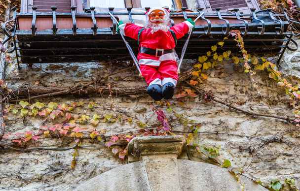 Pendurado Papai Noel nas ruas de uma cidade medieval
 - Foto, Imagem