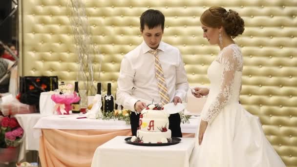 torta di nozze multi livello bianco
 - Filmati, video