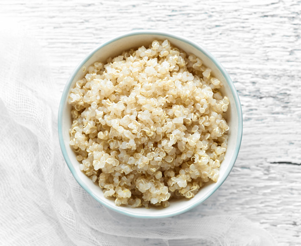 Kom van gekookte quinoa - Foto, afbeelding