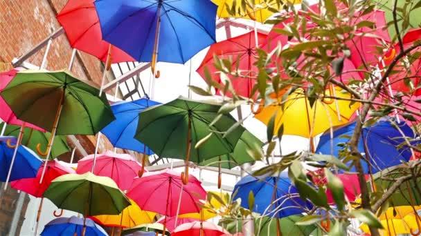 Barevné deštníky otevřené na obloze jako dekorace v londýnském městě - Záběry, video