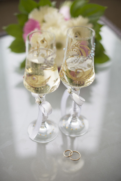 bouquet and glass of champagne - Photo, Image