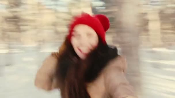 Dziewczyna Wiry, śmiejąc się z aparatem. Zima, śnieg, Forest Park. - Materiał filmowy, wideo
