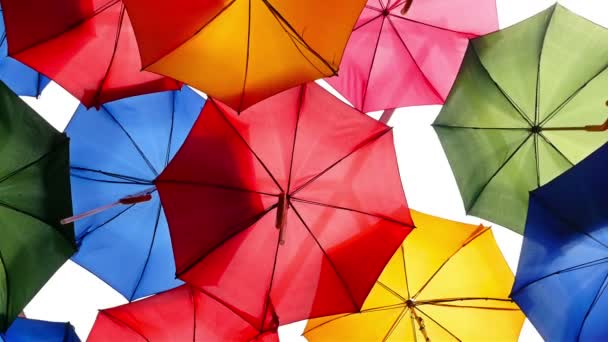 Barevné deštníky otevřené na obloze jako dekorace v londýnském městě - Záběry, video