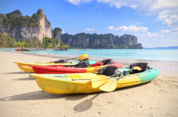Kayaks sur une plage tropicale, concept de vacances actives
. - Photo, image