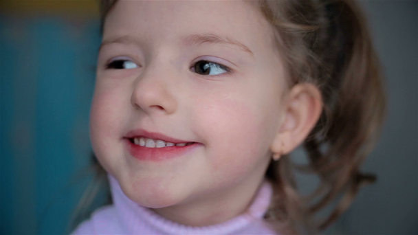 Емоції п'ятирічна дівчина дивиться в камеру
 - Кадри, відео