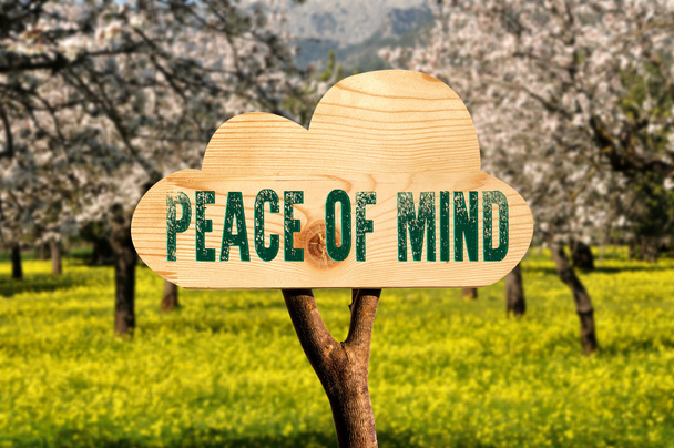 letrero de madera que indica paz
 - Foto, imagen