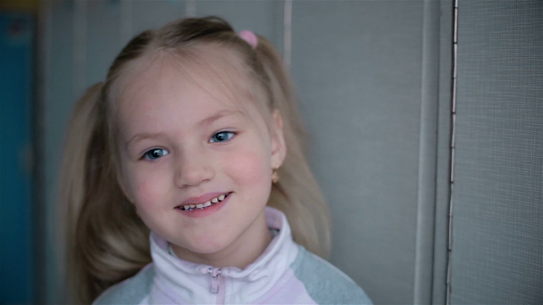 Portret van een 5-jarige kind dat glimlacht - Video