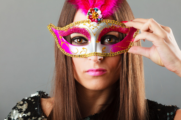 visage de femme avec masque de carnaval - Photo, image