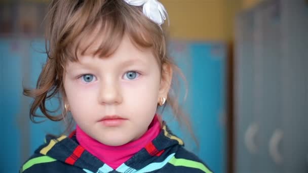 Porträt eines Kindes, das in die Kamera blickt - Filmmaterial, Video