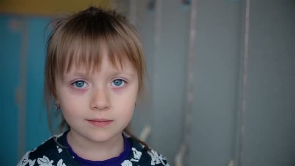 大きな目の穏やかな目の女の子 - 映像、動画