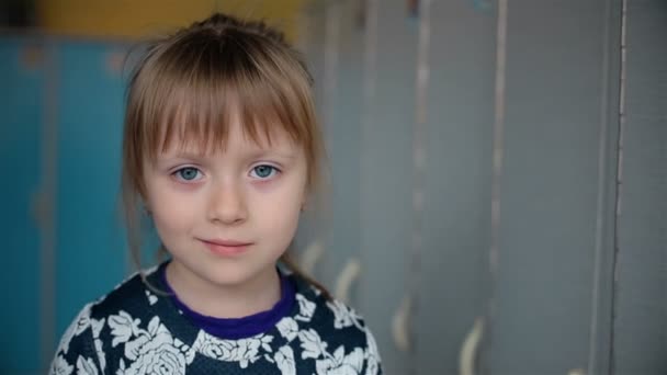 Face little asian girl have beautiful eyes - Video, Çekim