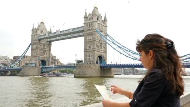 Mujer turística sosteniendo un mapa de Londres y mirando Tower Bridge
 - Metraje, vídeo