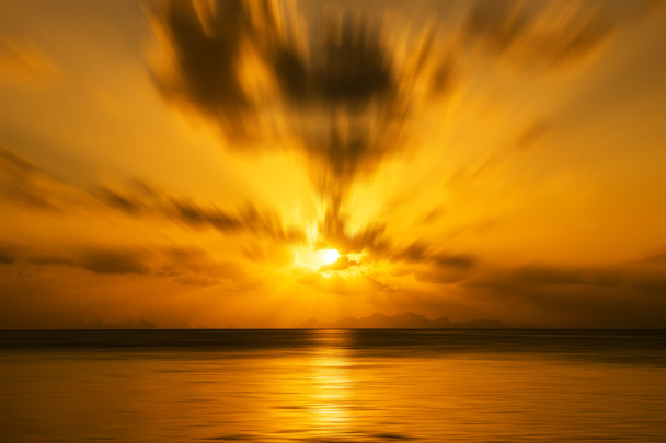 Mouvement du nuage avec la lumière du soleil au lac
. - Photo, image