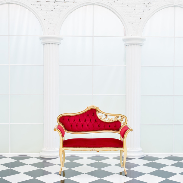červené kožené židle v bílé místnosti - Fotografie, Obrázek