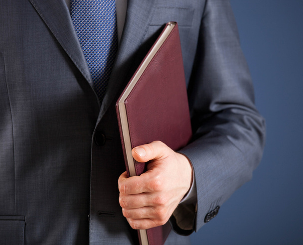 Businessman holding book - Foto, afbeelding