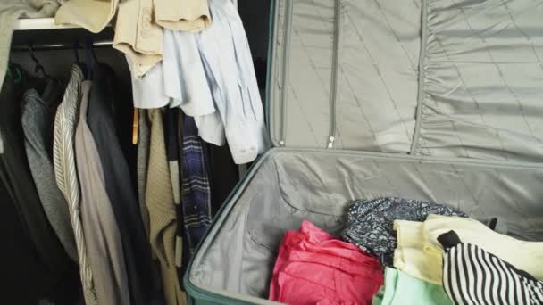 A ruhák a bőrönd - Felvétel, videó