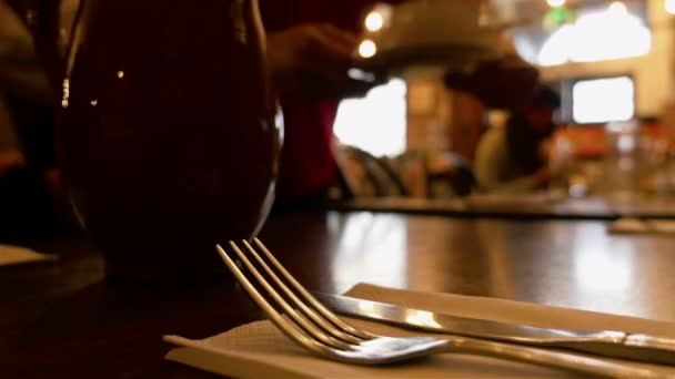 Abendessen im Restaurant. Gruppe von Menschen, die essen und reden. Gourmetküche. Messer und Gabel vorne - Filmmaterial, Video