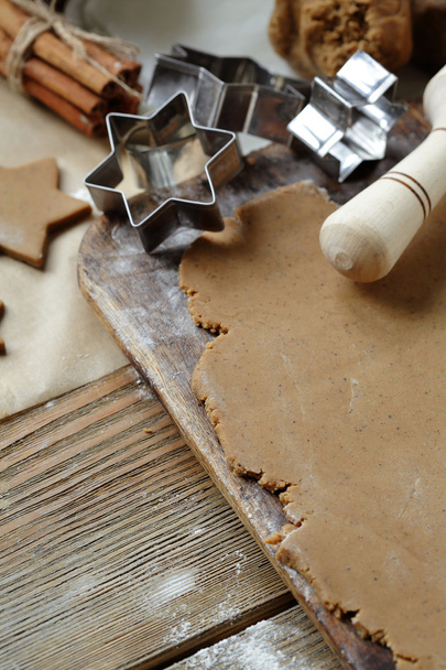 gingerbread dough and cutters - Фото, зображення