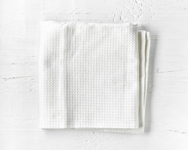 Witte handdoek op houten tafel - Foto, afbeelding