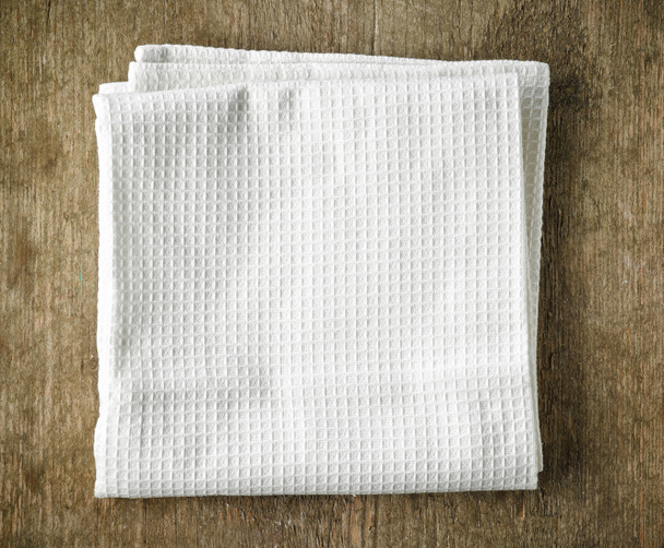 weißes Handtuch auf Holztisch - Foto, Bild
