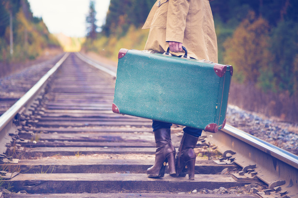 Elegáns nő egy bőrönd, utazótáska, vasúti. - Fotó, kép