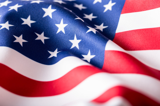USA:n lippu. Amerikan lippu. Amerikan lippu puhaltaa tuulta. Lähemmäs. Studiokuva
 - Valokuva, kuva