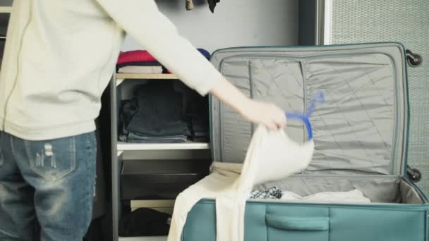 Kobieta pakuje walizki - Materiał filmowy, wideo