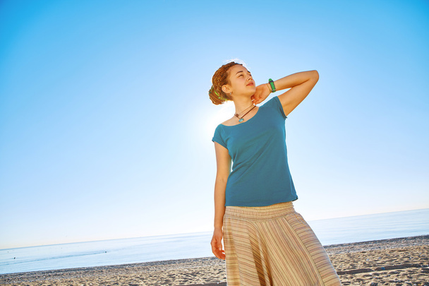 woman on the sunny beach - Foto, Imagen