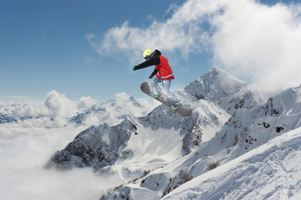 Volando snowboarder en las montañas. Deporte extremo. - Foto, Imagen