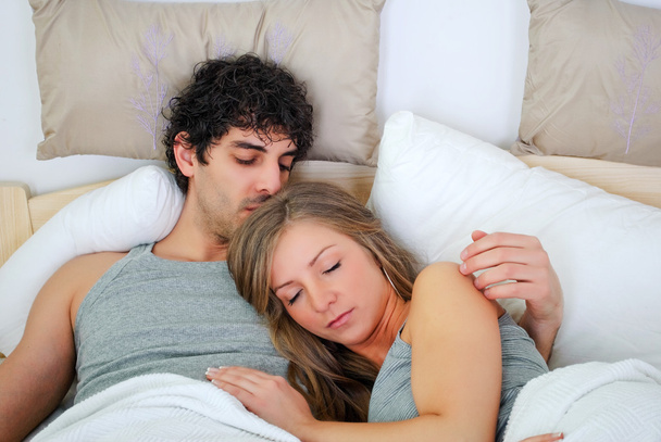 Jovem casal dormir
 - Foto, Imagem