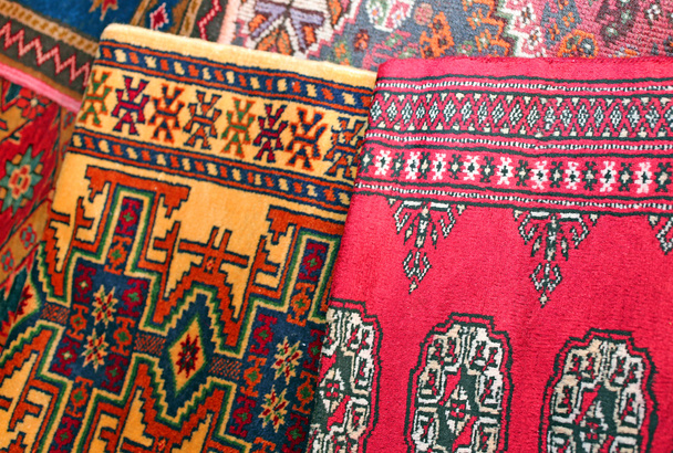muchas alfombras de lana de colores antiguos preciosos
 - Foto, imagen