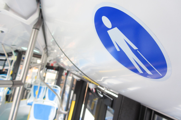 etiqueta de asiento reservada a bordo del autobús para personas mayores
 - Foto, imagen