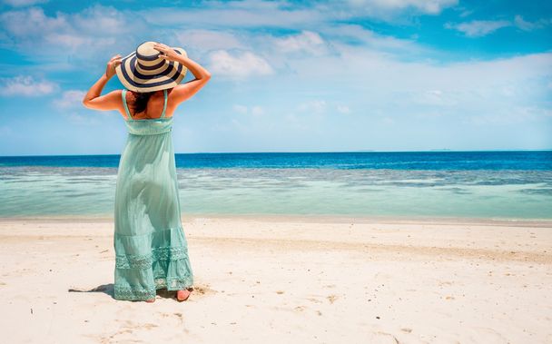 Girl walking along a tropical beach - Foto, Imagen