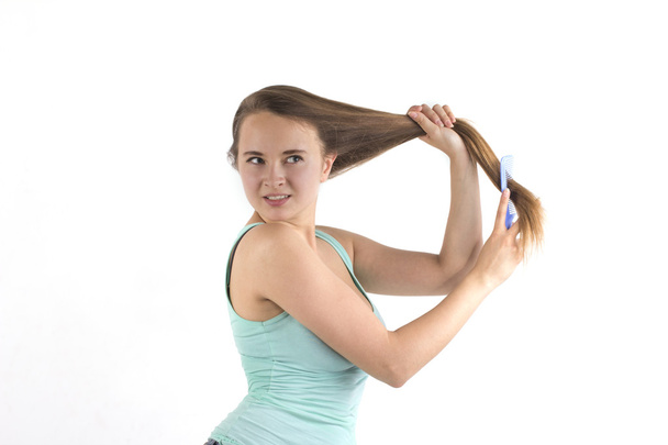 Jeune femme blonde peigner les cheveux
  - Photo, image