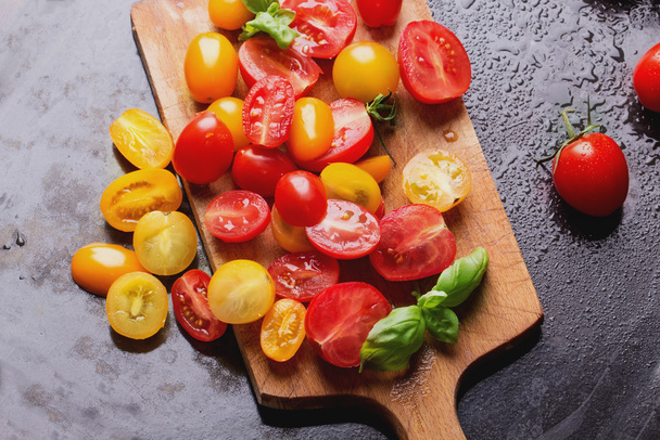 Bio-reife Tomaten auf schwarzem Hintergrund - Foto, Bild