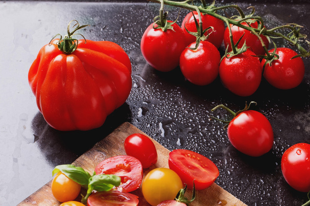 Organické zralá rajčata na černém pozadí - Fotografie, Obrázek